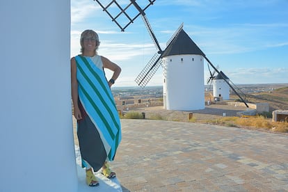 La paciente Esther Escribano, en los molinos de viento de Alcázar de San Juan (Ciudad Real).