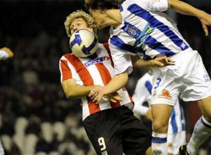 Llorente, a la izquierda, impide que Lamas conecte un cabezazo.