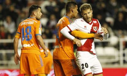 Felipe Augusto agarra a Morcillo ante Javi Fuego.