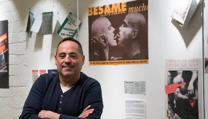 Joaquim Roqueta, president de Gais Positius, al Centre LGTBI al costat d'un cartell dissenyat per la Coordinadora Gai-Lesbiana.