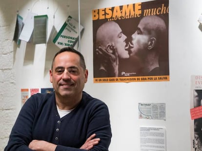 Joaquim Roqueta, president de Gais Positius, al Centre LGTBI al costat d'un cartell dissenyat per la Coordinadora Gai-Lesbiana.
