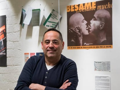 Joaquim Roqueta, president de Gais Positius, al Centre LGTBI al costat d'un cartell dissenyat per la Coordinadora Gai-Lesbiana.