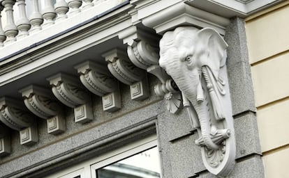 Ménsula con forma de cabeza de elefante en la fachada de la sede del Consejo General del Poder Judicial.