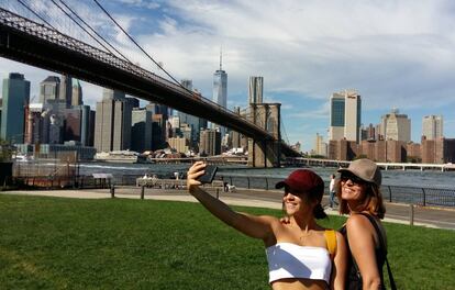 Una foto tomada por la hija mayor, Irene, en la que retrata a su hermana Sara haci&eacute;ndose un selfie con su madre junto al puente de Brooklyn, con Manhattan al fondo.