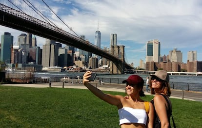 Una foto tomada por la hija mayor, Irene, en la que retrata a su hermana Sara haciéndose un selfie con su madre junto al puente de Brooklyn, con Manhattan al fondo.