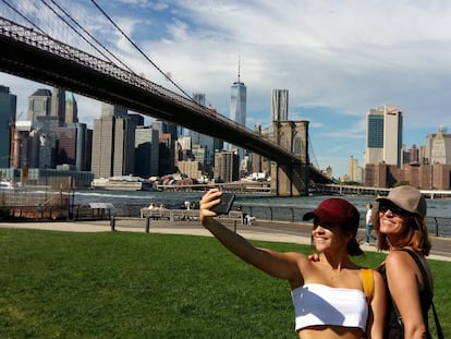 Una foto tomada por la hija mayor, Irene, en la que retrata a su hermana Sara haci&eacute;ndose un selfie con su madre junto al puente de Brooklyn, con Manhattan al fondo.