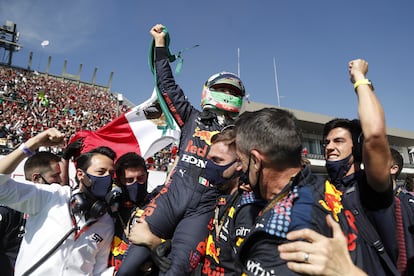 El piloto Checo Pérez celebra con su equipo el tercer lugar ganado en el Gran Premio de Ciudad de México, este domingo.