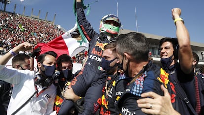 El piloto Checo Pérez celebra con su equipo el tercer lugar ganado en el Gran Premio de Ciudad de México, este domingo.