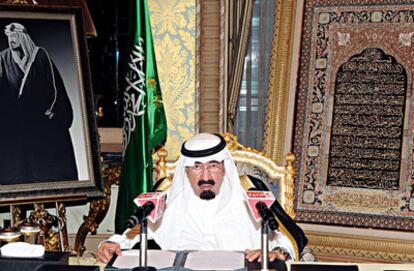 El rey Abdalá de Arabia Saudí se dirige a la nación en un mensaje televisado