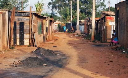 Rua na periferia do Distrito Federal.