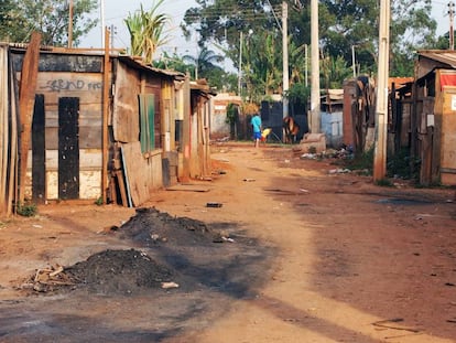 Rua na periferia do Distrito Federal.