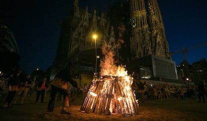 Una foguera de Sant Joan davant de la Sagrada Família, a Barcelona.