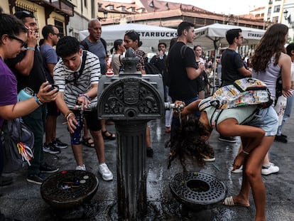 Unos jóvenes se refrescan en una fuente de Madrid el pasado 9 de agosto, durante una de las dos olas de calor registradas el mes pasado.