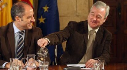 Francisco Camps y Ramón Luis Valcárcel, antes de comenzar hoy su reunión sobre el agua en Valencia.