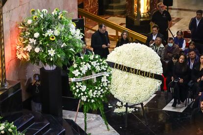 Coronas de flores enviadas por el IMCINE y por Luis Miguel decoran el vestíbulo del Palacio de Bellas Artes durante el homenaje póstumo de cuerpo presente de Silvia Pinal. 