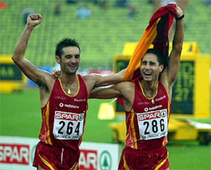 Paquillo Fernández (izquierda) celebra su victoria con Juan Manuel Molina.