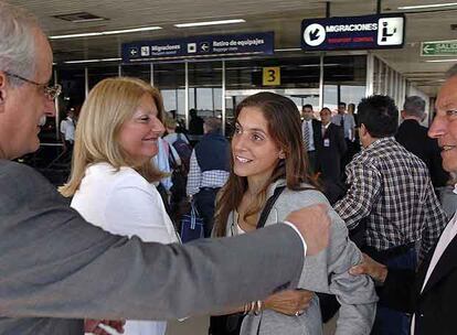 Bauzá (segunda por la derecha), con sus padres y el ministro de Exteriores argentino, en Buenos Aires.