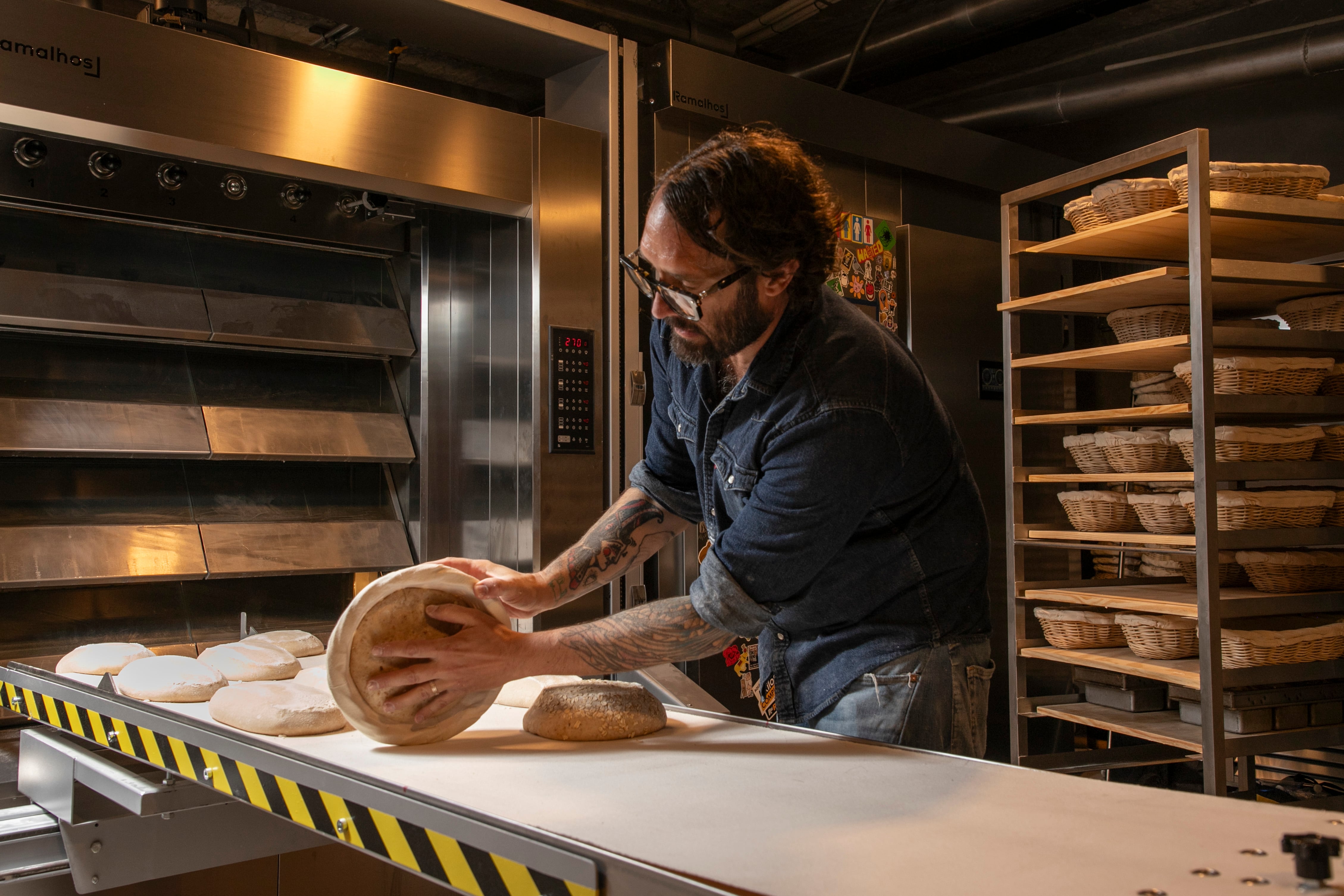 Richard Hart, panadero británico,  colocando el pan para hornearlo, en su nueva panadería mexicana.