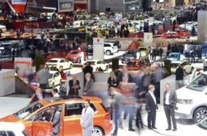 Periodistas asisten a una jornada de prensa en el Salón del Automóvil de Ginebra (Suiza) el pasado miércoles.