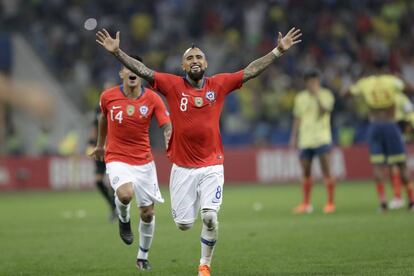 Arturo Vidal celebra tras derrotar a Colombia.