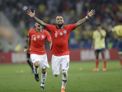 Arturo Vidal celebra tras derrotar a Colombia.