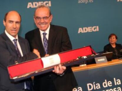 Eduardo Zubiaurre, a la izquierda, felicita ayer a su sucesor, Pello Guibelalde.