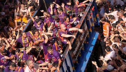 The tomatoes are thrown into the crowd from a truck.