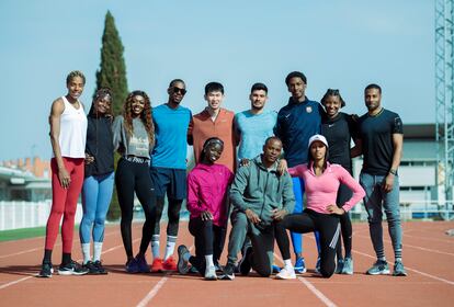 Iván Pedroso, abajo, con Fátima Diame, a su derecha, y Ana Peleteiro, en febrero, en la pista de Guadalajara. Arriba, de izquierda a derecha, Yulimar Rojas, Tessy Ebosele, Aliyah Whisby, Alexis Copello, Huang Changzhou, Héctor Santos, Jordan Díaz, Nubia Soares y Nelson Évora.