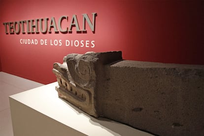 La muestra de 400 piezas arqueológicas del yacimiento de Teotihuacan, en centro de México, llega a la Caixa Forum de Madrid. La exposición, titulada <i>Teotihuacan, Ciudad de los Dioses</i>, recorre cuatro siglos de la cultura prehispánica. En la imagen, una cabeza de piedra de la serpiente emplumada.