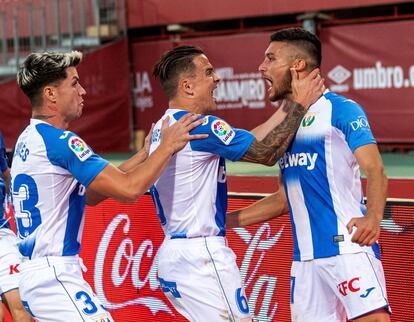 Roque Mesa felicita a öscar Rodríguez tras el 1-1.