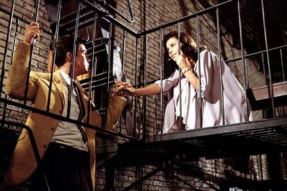 West Side Story

Escaleras de incendios y balcones acaparan el escenario del Nueva York de los años 50 imaginado por Bernstein y Sondheim. En esos peldaños de acero nace el amor entre María y Tony y momentos tan inolvidables como este Tonight. Si la emergencia sanitaria no lo impide, el 18 de diciembre de este año Steven Spielberg recuperará para las nuevas generaciones el musical con Rachel Zegler y Ansel Elgort como protagonistas.