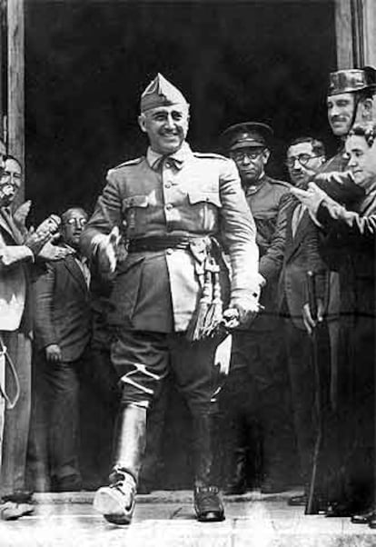 Franco, acompañado del general Mola el 1 de octubre de 1936 en Burgos, tras ser proclamado jefe del Estado.
