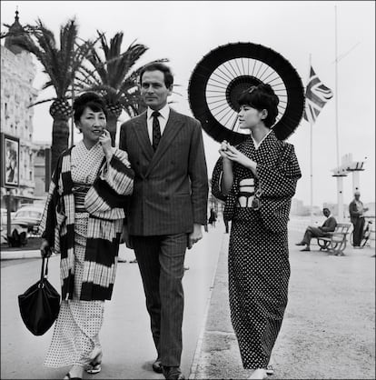 Pierre Cardin y dos mujeres japonesas en el festival de Cannes en 1961.