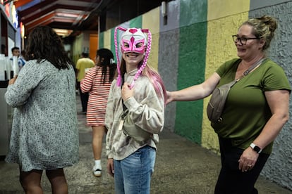 Un turista de Vancouver usa una máscara de luchador, dentro del Arena de México. 