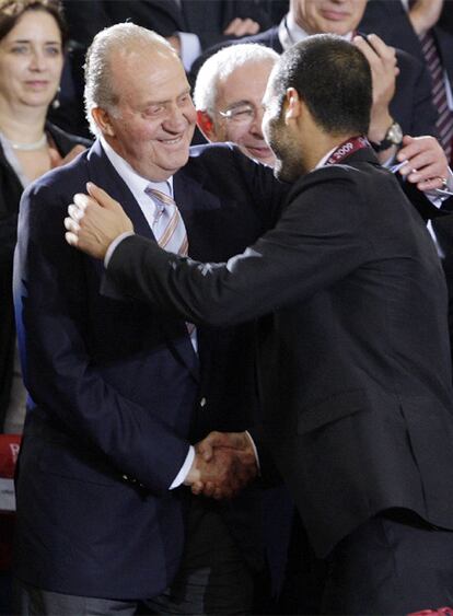 El rey Juan Carlos felicita a Pep Guardiola.