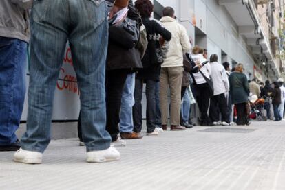 España suma ya 4,6 millones de parados y 3,6 millones reciben ayudas al desempleo.
