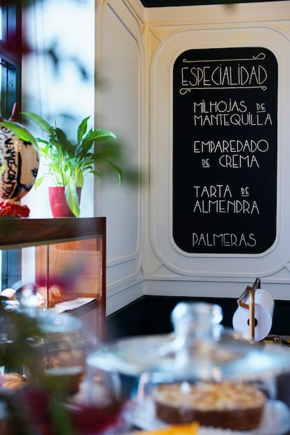 Cartel que anuncia las especialidades de Estela Hojaldre.
