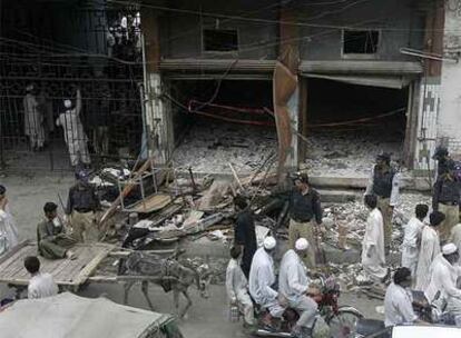 Fachada del hotel Marhaba de Peshawar, en el noroeste de Pakistán, donde ayer se produjo la explosión.