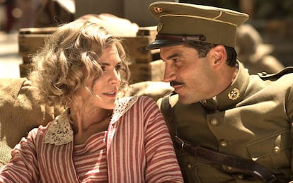 Amaia Salamanca y Álex García, en 'Tiempos de guerra', de Antena 3.