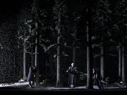 Escena final de la ópera, en la que el Comendador se convierte en el enterrador de Don Giovanni. En el vídeo, el comienzo del famoso dúo 'Là ci darem la mano' de Don Giovanni y Zerlina en el primer acto de la ópera.