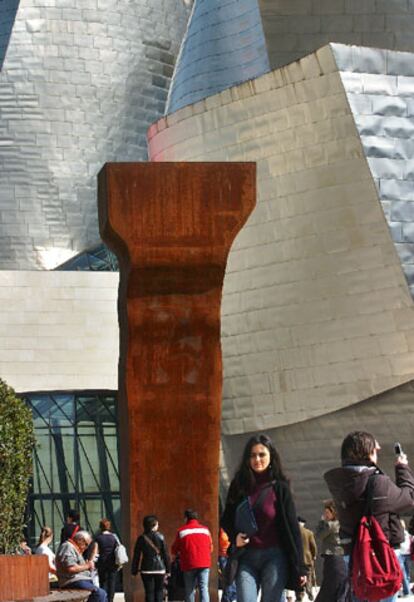 La exposición del Guggenheim reúne las piezas que dedicaron a Eduardo Chillida artistas de la talla de Manolo Valdés, Richard Serra, Georg Baselitz y Robert Rauschenberg. Por otro lado, la Fundación Marcelino Botín inaugurará el próximo jueves la muestra Eduardo Chillida 1924-2002, una retrospectiva de la obra del escultor vasco. En la imagen la escultura <i>Buscando la luz</i>.