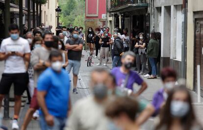 Varicas decenas de personas esperan en la calle Etxezarreta de Ordizia (Gipuzkoa) a realizarse una prueba PCR.