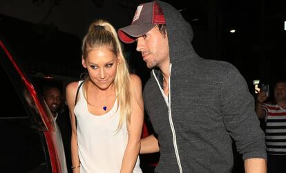 Enrique Iglesias y Anna Kournikova saliendo de un restaurante en Los Ángeles, en julio de 2016. 
 