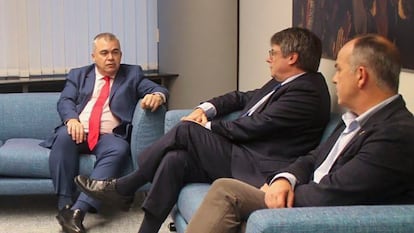 El expresidente de la Generalitat, Carles Puigdemont, junto al secretario de organización del PSOE, Santos Cerdán, en una reunión en la sede del Parlamento Europeo en Bruselas.