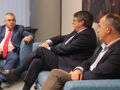El expresidente de la Generalitat, Carles Puigdemont, junto al secretario de organización del PSOE, Santos Cerdán, en una reunión en la sede del Parlamento Europeo en Bruselas.