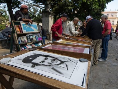 Puestos de venta de libros y carteles en La Habana Vieja.