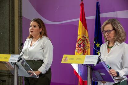 La secretaria de Estado de Igualdad, Ángela Rodríguez, y la delegada del Gobierno contra la Violencia de Género, Victoria Rosell, tras la reunión del comité de crisis frente a la violencia machista en el Ministerio de Igualdad, en Madrid.