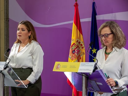 La secretaria de Estado de Igualdad, Ángela Rodríguez, y la delegada del Gobierno contra la Violencia de Género, Victoria Rosell, tras la reunión del comité de crisis frente a la violencia machista en el Ministerio de Igualdad, en Madrid.