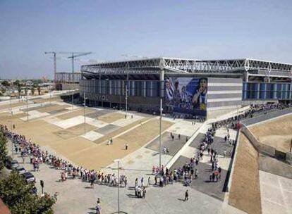 Miles de aficionados aguardan fuera del estadio del Espanyol para entrar en la capilla ardiente del futbolista.