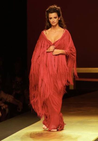 Penélope Cruz en la Pasarela Cibeles con una creación de Victorio & Lucchino, en febrero de 1998.
